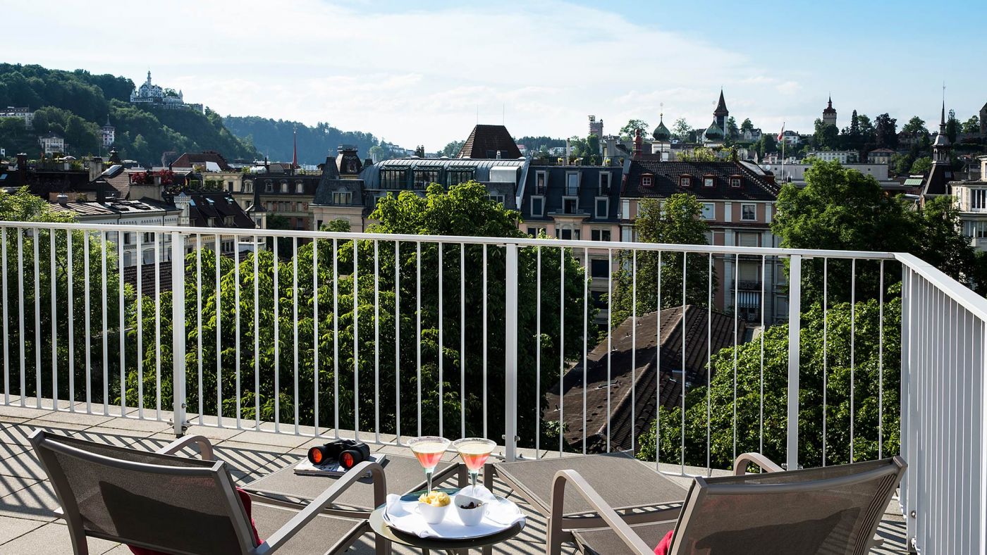 Penthouse Suite The Hotel Luzern Schlafbereich Wanddekoration Filmszene